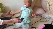 小孩生龙活虎的样子，孪生兄弟一对乖巧可爱，真天真!