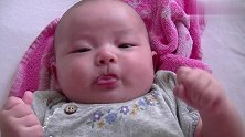 好漂亮的女宝宝，躺着自己玩，真的好乖哦！