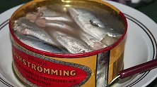 瑞典人揭秘鲱鱼罐头正确吃法！世界最臭鱼真能变好吃吗？(1)
