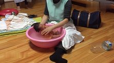 来看看韩国家庭怎么给新生儿洗澡，一件上衣是宝宝不哭闹的秘诀！