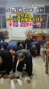 10个儿女齐聚给90岁老人磕头拜年