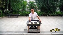 大师街头测字算命，妹子当场写了两个字，吓得小伙撒腿就跑