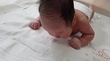 出生第32天的小宝宝练习抬头的过程，简直厉害啊