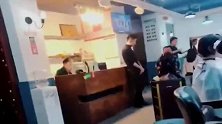 爸爸加班，小情人搞“突然袭击”，看见爸爸那一刻，不愧是小情人