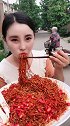 美女直播吃火鸡面配小米椒，辣的直接抱着瓢喝水，真是太拼了！