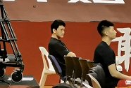 【PP体育在现场】已无大碍！姜宇星赛前现身吉林队替补席