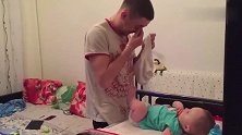 爸爸给小宝宝换尿片，刚要下手立马被熏懵了，边上妈妈都被笑趴了
