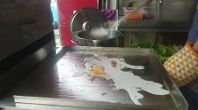 今天一个人开店忙得屁滚尿流，去隔壁店点十块的牛肉炒粉犒劳自己