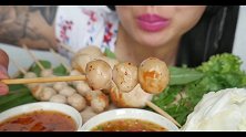 小姐姐吃超级美味的肉丸子串串，看着就想吃呀