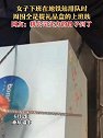 重庆渝中：女子下班在地铁站排队时，周围全是提礼品盒的上班族