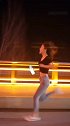 一起跑起来，小姐姐跑的好快！