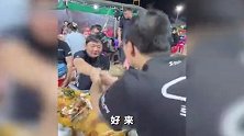 应届生摩友在张雪面前求职，全程自信大方，现场“牵手”成功