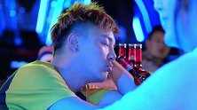 小伙失恋借酒消愁，把心都给她了，她却顺手就扔了