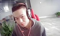 CF职业选手为撩妹，残血反杀后提问妹子：我准吗