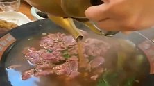 老舅请吃牛肉面，一壶热汤倒下去，长学问了！