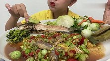 泰国妹子做腌鱼凉拌生豆角，米饭蘸着汤汁，实在是鲜美无比