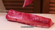 大厨切刺身，肉块红润似西瓜，一摸软滑似果冻，嘴馋了