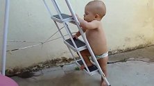 10个多月的小宝宝这样爬楼梯，真是艺高人胆大！