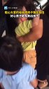 粗心大意的母亲把孩子锁在车内，好心男子砸车救出孩子。
