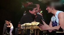 成龙助阵王力宏演唱会 现场还玩起了亲亲
