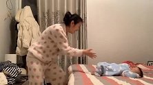 戏精母女上线，妈妈使出降龙十八掌，小宝宝的反应笑翻了！