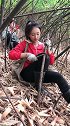 实拍大凉山彝族姑娘挣钱养家，看她干活的样子，太真实了！