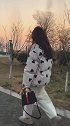 小姐姐长发及腰，穿白色印黑色爱心羽绒衣搭米白色阔腿裤，真好看