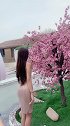 时尚优雅的紧身裙子，S型身材的小姐姐站在花旁边，更美了