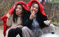 短剧；小麦和村花下雨天煮红薯，两人吃的津津有味，小麦真搞笑
