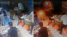 监拍：餐馆液化气泄漏 男子抽烟瞬间引发爆燃