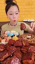 大块的红烧肉，小姐姐用筷子插着开吃，看着真过瘾