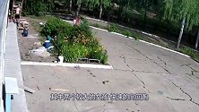 四个小女孩手拉手出门玩，突然祸从天降，监控拍下悲剧画面！