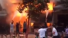 成都一中餐馆突发大火 现场火势凶猛消防及时扑救