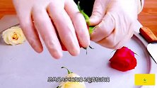 牛人把6朵鲜艳玫瑰花放锅上，一刀铲碎太解压，吃了还想吃！