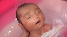 给2个月的小宝宝洗澡，一洗头宝宝马上舒服地闭眼，心都萌化了！
