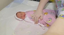 产科护士示范新生儿襁褓的正确包法，专业又简单，值得推荐！