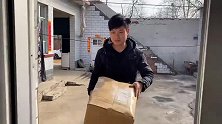 二刚给小侄子买礼物，小杰森看到高兴的手舞足蹈，丹丹直夸有心了