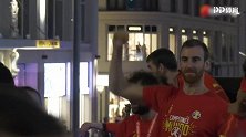 西班牙男篮世界杯夺冠花车全纪录：欢乐的海洋 小加最嗨还吹瓶