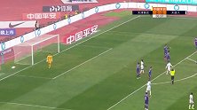 郑龙脚下拌蒜打门被封堵巧妙做球 赵旭日外围跟进远射高出横梁