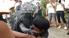 马路上惊现泥巴怪人，把一众小娃吓得失魂落魄，结果父母却笑翻了