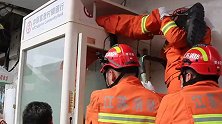 江苏徐州：男童被困取款机保护舱，消防倒挂金钩开锁救人