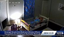 毛骨悚然！监控拍下一名窃贼从窗户爬进房间，两名女童正熟睡