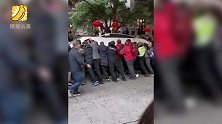 重庆居民楼燃起大火 消防通道受阻 居民合力推开占道车辆