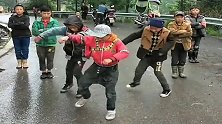 今天去赶集，路上遇到同村的小男孩在跳鬼步舞，停下来看一会儿！
