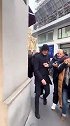 齐达内现身巴黎街头被球迷围堵要合照