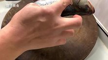 清蒸鱼最忌放盐和料酒腌制，大厨教你正确做法，鲜嫩多汁不腥不柴