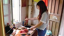 女子被卖做童养媳14岁产女 频遭家暴8年4次逃婚