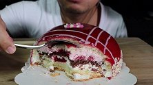 小哥吃覆盆子杏仁糖膏圆顶蛋糕，食用音超级甜蜜哦