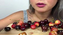 女人吃蜜饯樱桃，吃的美滋滋