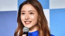 石原里美宣布结婚后首亮相穿蓝衣甜笑状态好